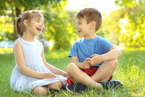 Kinder sitzen auf Gras — Stockfoto