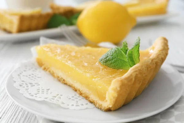 Шматочок лимонного пирога з м'ятою — стокове фото