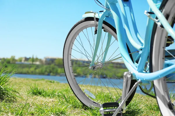 Bicicleta azul em pé na grama — Fotografia de Stock