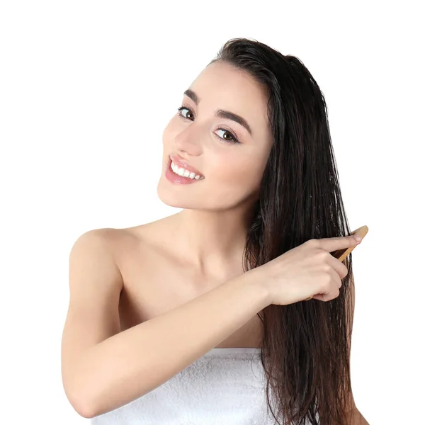 Donna pettinando i capelli — Foto Stock