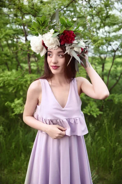 Giovane donna con corona floreale — Foto Stock