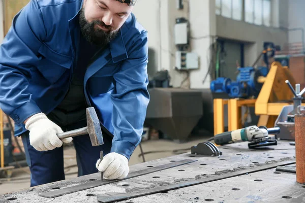 Homem trabalhador martelo metalurgia — Fotografia de Stock