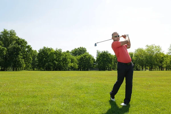 Giovane uomo che gioca a golf — Foto Stock