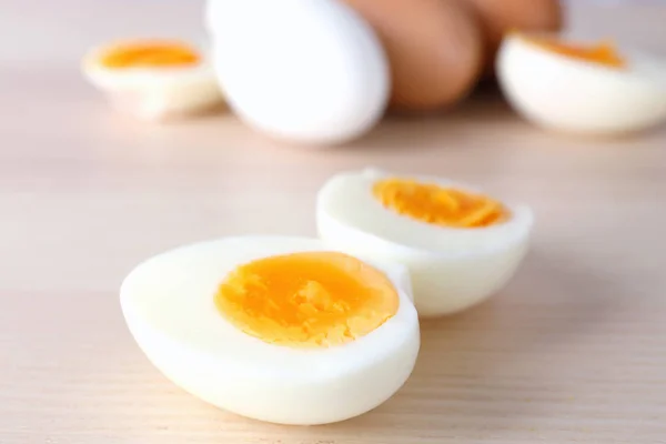 슬라이스된 하드 삶은 계란과 세라믹 트레이 — 스톡 사진