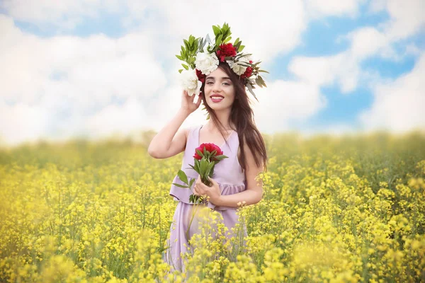 Giovane donna indossa ghirlanda floreale — Foto Stock