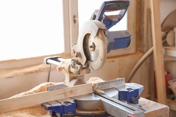 Circular saw and timber strip — Stock Photo, Image