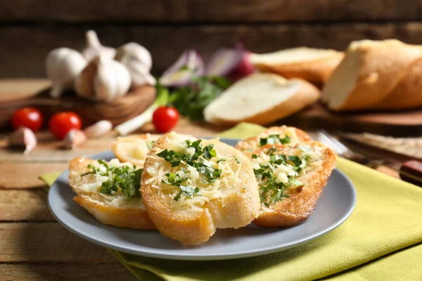 Rebanadas de pan con queso rallado, ajo y hierbas —  Fotos de Stock