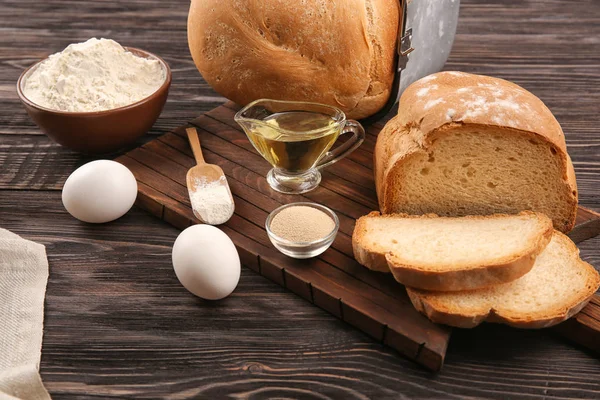 Булочка в хлебопекарне и ингредиенты — стоковое фото