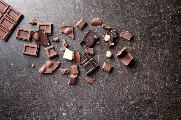 Trozos de chocolate rotos —  Fotos de Stock