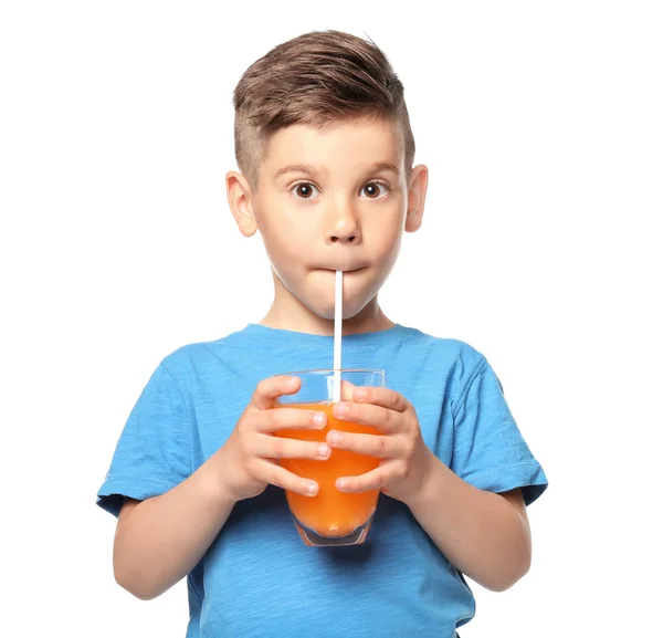 Söt liten pojke dricka saft — Stockfoto