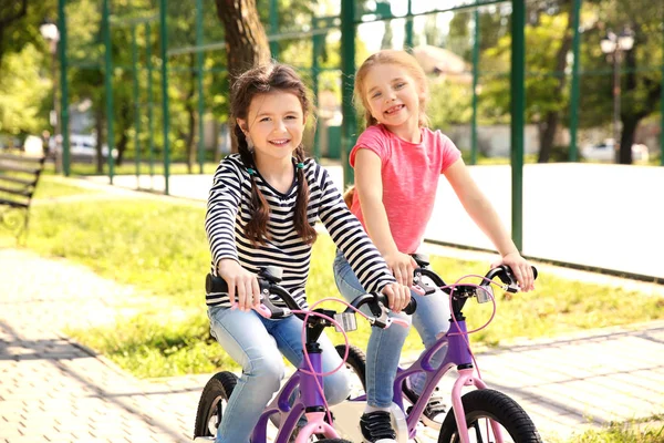 Meninas Bonitos Andar Bicicleta Parque Dia Ensolarado — Fotografia de Stock