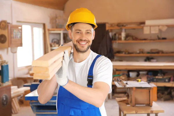 Tischler, der Holz trägt — Stockfoto