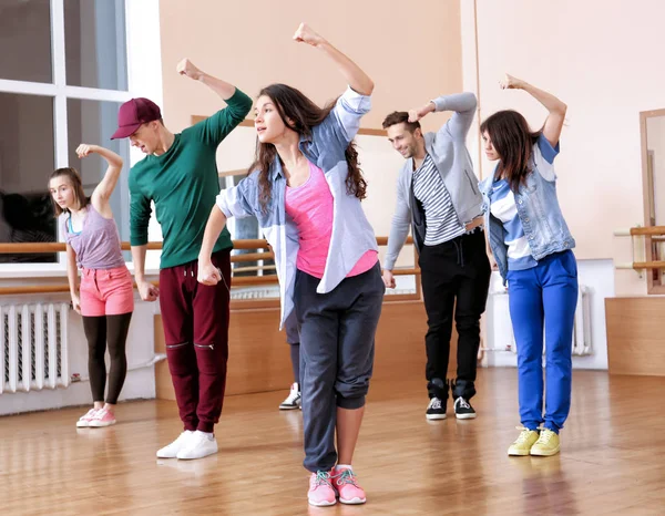 Grupo de jóvenes bailarines de hip-hop en el estudio —  Fotos de Stock