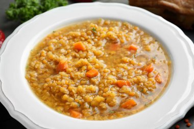 Lezzetli mercimek çorbası ile plaka