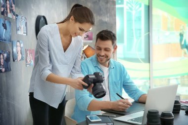 Fotoğrafçılar resim tartışıyor