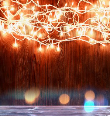 Ahşap masa ve Noel ışıkları 