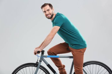 Bisiklete binen adam 