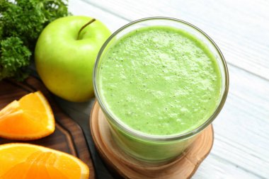 Taze yüzlü ve meyve 