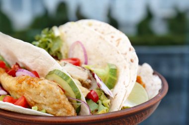 Lezzetli balık tacos ile plaka