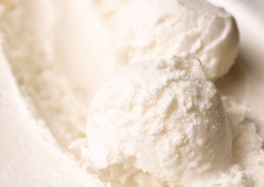 Lezzetli ev yapımı vanilyalı dondurma kaşık toz, portre