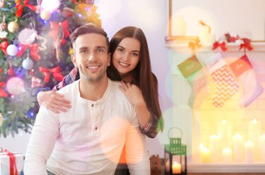 Noel için dekore edilmiş oda içinde genç Çift