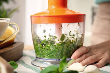 Yoğurt sosu hazırlarken kadın