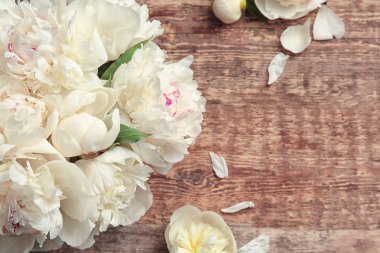 Ahşap arka planda güzel şakayık çiçekleri, yakın plan