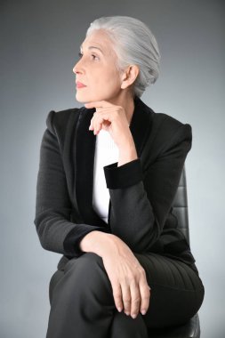 sandalyede oturan yaşlı kadın 