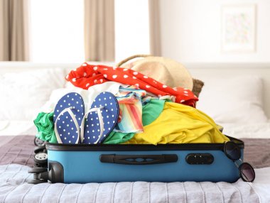 Kişisel sayfalar ile açık bavul 