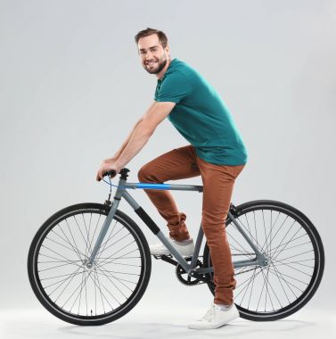 Bisiklete binen adam 