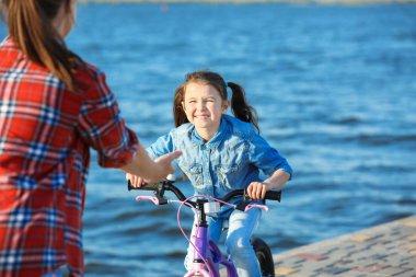 kadın kızı Bisiklete binmek için öğretim