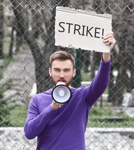 Junger Mann Mit Megafon Und Plakat Auf Arbeiter Streik Freien — Stockfoto