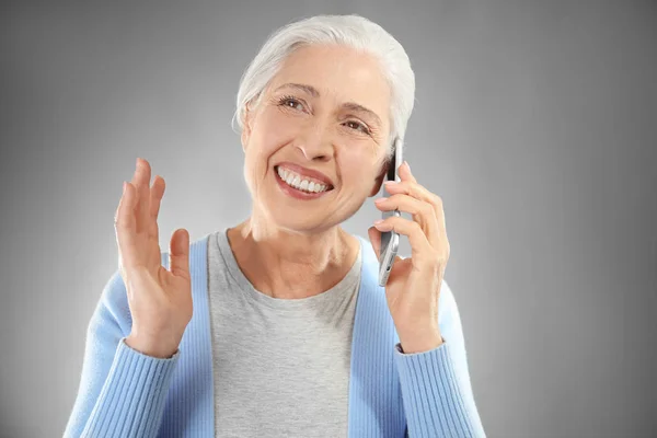 Oudere vrouw aan het praten op mobiele telefoon — Stockfoto