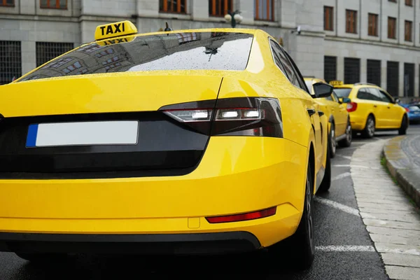 Желтое такси на улице — стоковое фото
