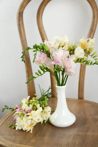 Ramo con flores de freesia — Foto de Stock