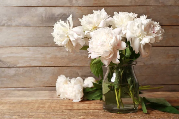 A szép pünkösdi rózsa váza — Stock Fotó