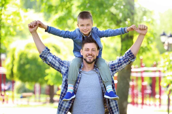 Vater und Sohn im Park — Stockfoto