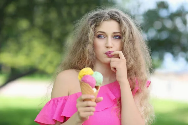 美しい女性のアイスクリームを食べる — ストック写真