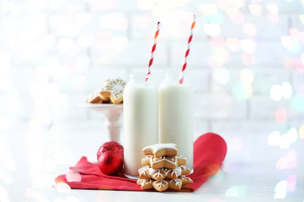 Milk with tasty gingerbread cookies — Stock Photo, Image