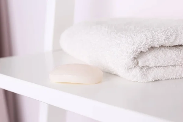 Sauberes Handtuch und Seife — Stockfoto
