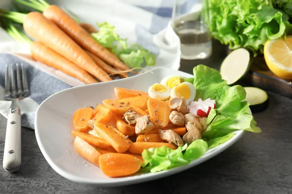 Délicieuse salade de carottes — Photo