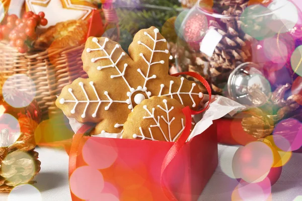 Sabrosas galletas de jengibre en caja —  Fotos de Stock