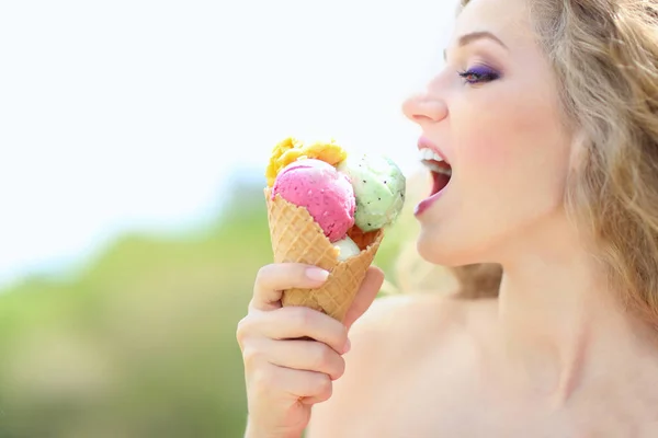 Hermosa mujer comiendo helado — Foto de Stock