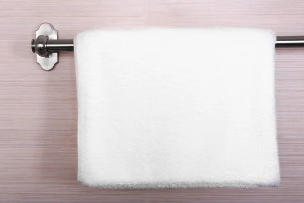 Чистое белое полотенце — стоковое фото