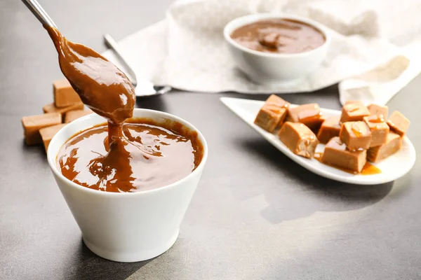 Tigela com molho de caramelo saboroso — Fotografia de Stock