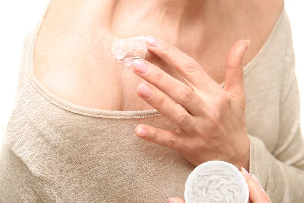 Starší žena použití tělový krém — Stock fotografie