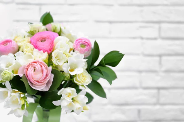Bouquet con fiori fresia — Foto Stock