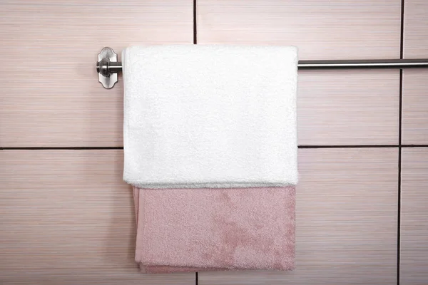 Чистые полотенца на вешалке — стоковое фото