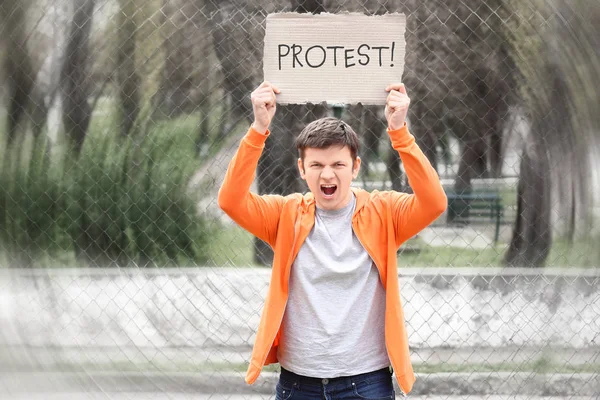 Joven con pancarta en huelga de trabajadores al aire libre — Foto de Stock