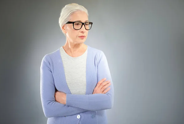 Elegante ältere Frau mit Brille — Stockfoto